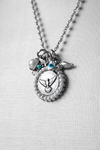 Colar Patuá Pomba da Paz | Banho Ródio | Proteção