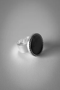 Anel Redondo Preto Ônix | Banho de Prata 925 | Clássico