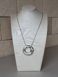 Colar Longo com Pingente Circular em Banho de Prata 80cm | Tatsi