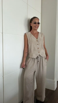 Conjunto Colete Bordado e Calça Pantalona Areia