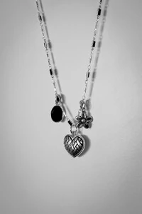 Colar Longo Pingentes Coração, Flor e Pedra Preta | Banho de Prata 925 | Charmoso