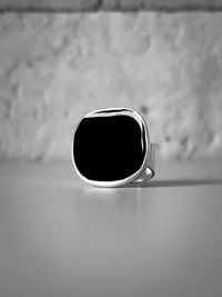 Anel Quadrado Arredondado Preta Ajustável | Banho de Prata 925 | Elegante