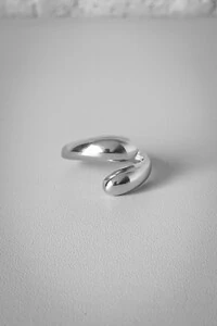 Anel Fio Twist Gota Ajustável | Banho de Ródio | Moderno