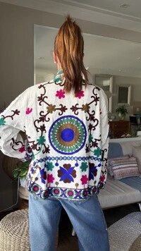 Casaco Bordado Suzani Medalhão Linho Off-White