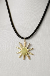 Colar Couro com Pingente Sol | Banho Ouro 18k | Estiloso