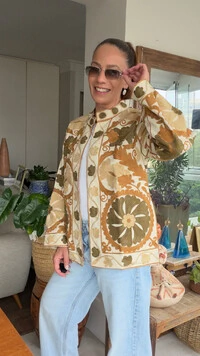 Casaco Bordado Linho Off White Mandala Caramelo e Verde Oliva Tati Veste