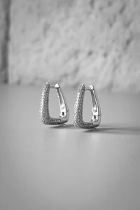 Brinco Geométrico Cravejado G | Banho de Ródio | Moderno