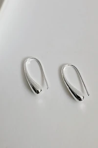 Brinco Gota Lisa Alongada | Banho de Prata 925 | Minimalista