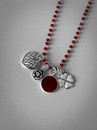 Colar Longo Vermelho com Pingentes | Coração, Trevo, Rosa e Medalha Vermelha | Banho de Prata 925