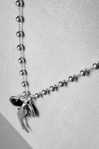 Colar Longo Patuá Sardinha Preto | Banho Prata 925 | Moderno