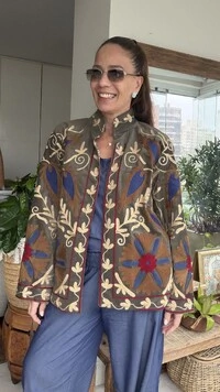 Casaco Bordado Veludo Verde Musgo Flores Azul e Caramelo Tati Veste