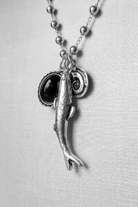 Colar Longo Patuá Sardinha Preto | Banho Prata 925 | Moderno