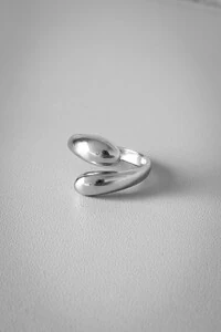 Anel Fio Twist Gota Ajustável | Banho de Ródio | Moderno