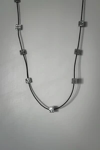 Colar Cubos Martelados Couro | Banho de Prata 925 | Contemporâneo