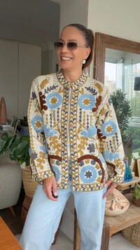 Casaco Bordado Linho Off White Círculos Azuis e Mostarda Tati Veste