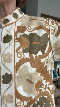 Casaco Bordado Linho Off White Mandala Caramelo e Verde Oliva Tati Veste