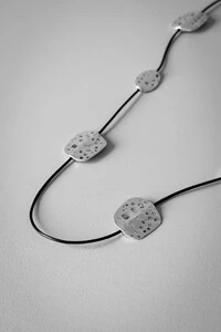 Colar Couro Placas Marteladas | Banho de Prata 925 | Moderno