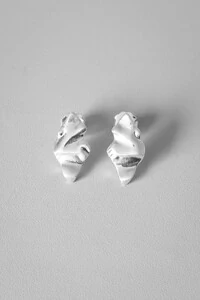 Brinco Esculpido Assimétrico | Banho Ródio | Contemporâneo