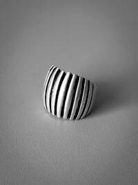 Anel Textura Ondas Ajustável | Banho de Prata 925 | Moderno