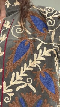Casaco Bordado Veludo Verde Musgo Flores Azul e Caramelo Tati Veste