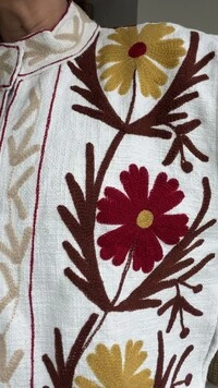 Casaco Bordado Linho Off White Flores Mostarda e Vermelho Tati Veste