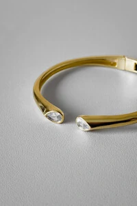 Bracelete Aberto Pontas Cravejadas | Banho Ouro 18k | Elegante