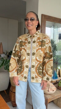 Casaco Bordado Linho Off White Mandala Caramelo e Verde Oliva Tati Veste