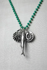 Colar Longo Patuá Sardinha Verde | Banho Prata 925 | Moderno