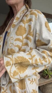 Casaco Quimono Bordado Cru Flores Mostarda com Faixa Tati Veste
