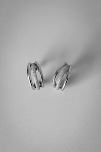 Brinco Argola Pavê Tripla | Banho de Ródio | Brilho Sofisticado