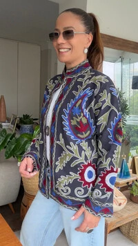 Casaco Bordado Sarja Preta Paisley Azul e Bordô Tati Veste