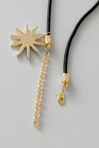 Colar Couro com Pingente Sol | Banho Ouro 18k | Estiloso