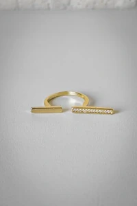 Anel Ferradura Fina Cravejada | Banho Ouro 18k | Moderno