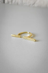 Anel Ferradura Fina Cravejada | Banho Ouro 18k | Moderno