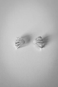 Piercing Cravejado Abas | Banho de Ródio | Luxo