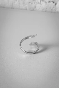 Anel Fio Twist Pontas Ajustável | Banho Ródio | Moderno