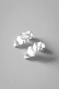 Brinco Esculpido Assimétrico | Banho Ródio | Contemporâneo