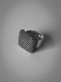 Anel Quadrado Bolinhas Ajustável | Banho de Prata 925