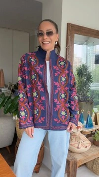 Casaco Bordado Sarja Azul Marinho Medalhões Terracota e Rosa Tati Veste