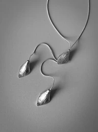 Colar Folhas Copo de Leite Alongado | Banho de Prata 925 | Design Orgânico e Elegante