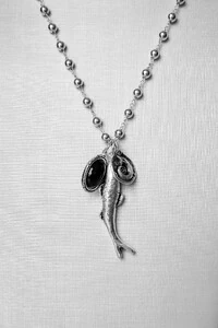 Colar Longo Patuá Sardinha Preto | Banho Prata 925 | Moderno