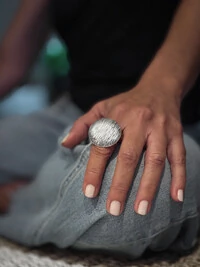 Anel Oval Textura Riscado Ajustável | Banho de Prata 925