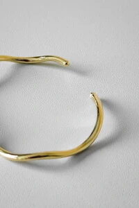 Pulseira Orgânica Lisa Aberta | Banho Ouro 18k | Minimalista