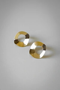 Brinco Disco Orgânico | Banho de Ouro 18k | Contemporâneo