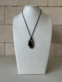 Colar Pingente Gota Orgânica Banho de Ródio Cordão de Couro