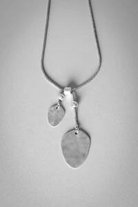 Colar Folhas Orgânicas Marteladas | Banho de Prata 925 | Marcante