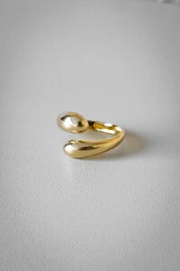 Anel Fio Twist Gota Ajustável | Banho de Ouro 18k | Moderno