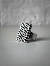 Anel Retangular Textura Colmeia Ajustável | Banho de Prata 925 | Design Moderno