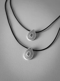 Colar Duplo Gota Tribal | Banho de Prata 925 | Couro Preto