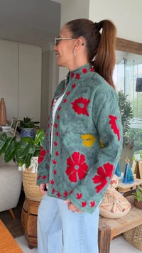 Casaco Bordado Linho Verde Sálvia Flores Vermelhas Tati Veste